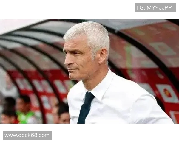 佩剑足球明星身份揭秘他在绿茵场上的传奇故事与成就 佩剑足球明星身份揭秘他在绿茵场上的传奇故事与成就