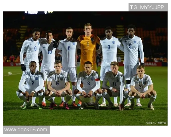 纽百伦足球明星闪耀绿茵场展现激情与实力的完美结合