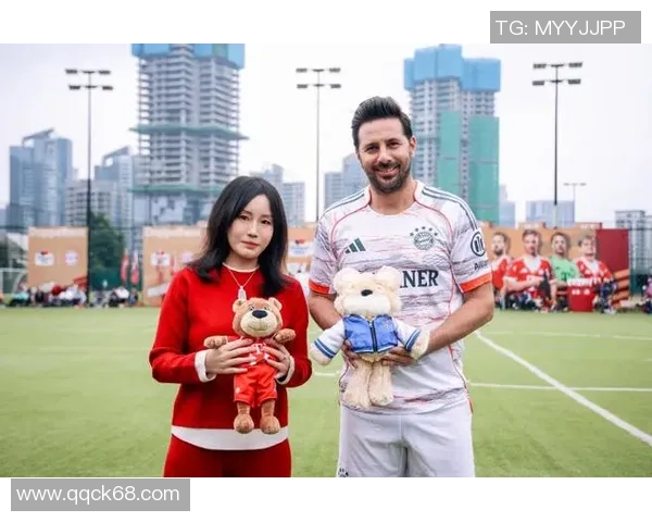 足球明星与叶问的武道哲学碰撞：从绿茵场到武林的精彩对话