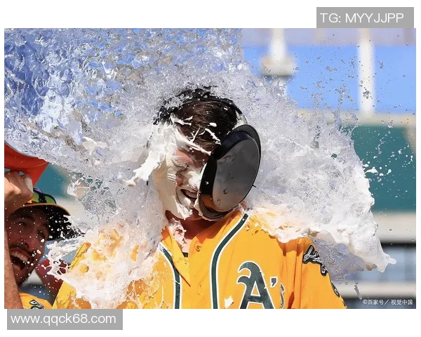 足球场外的平凡人生不是明星的头像男的真实写照