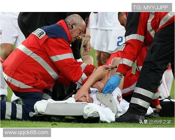 首秀受伤的足球明星背后的故事与未来挑战 首秀受伤的足球明星背后的故事与未来挑战